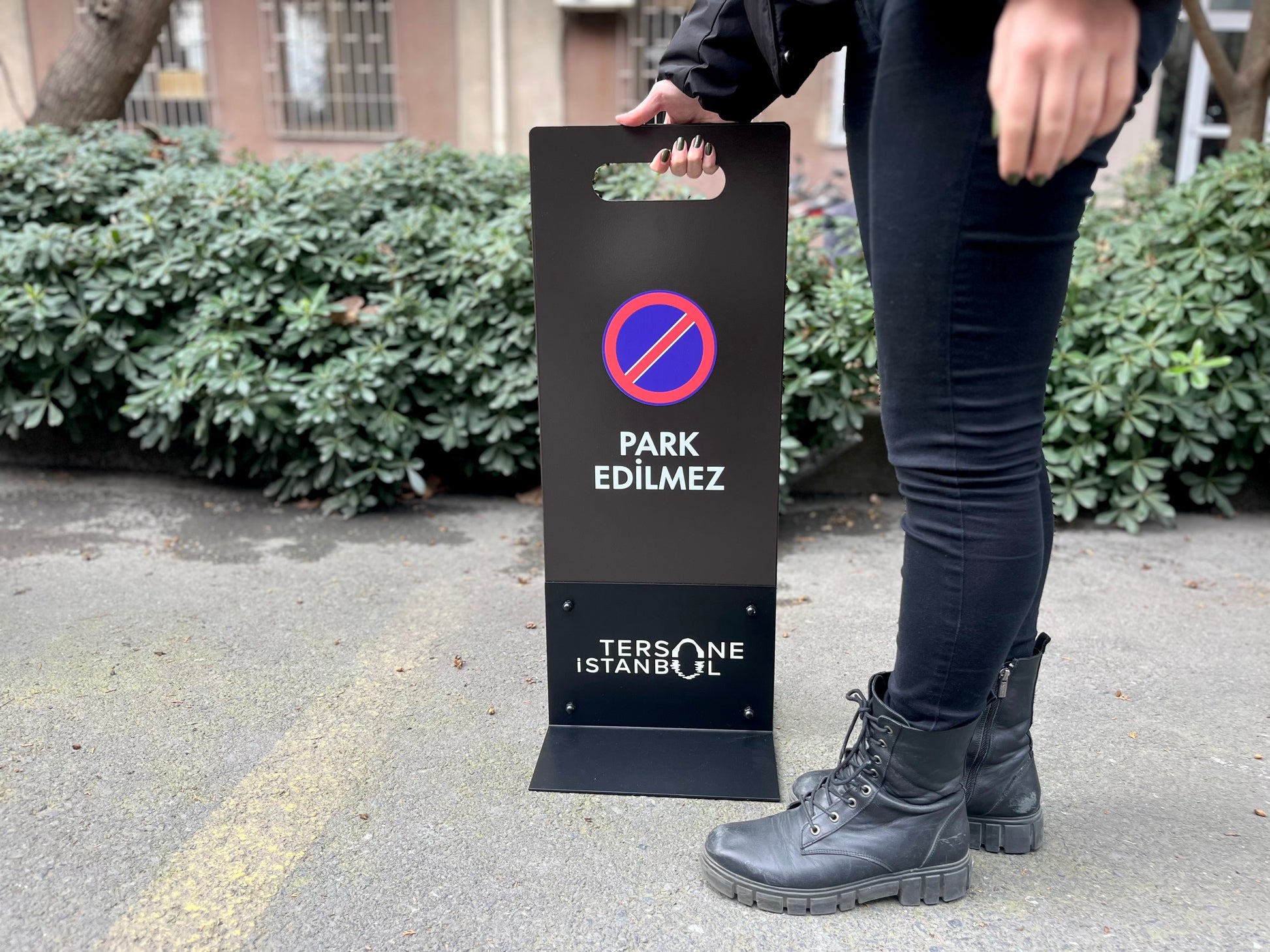 Kolay taşınabilir hafif ama sağlam metal otopark tabelası.