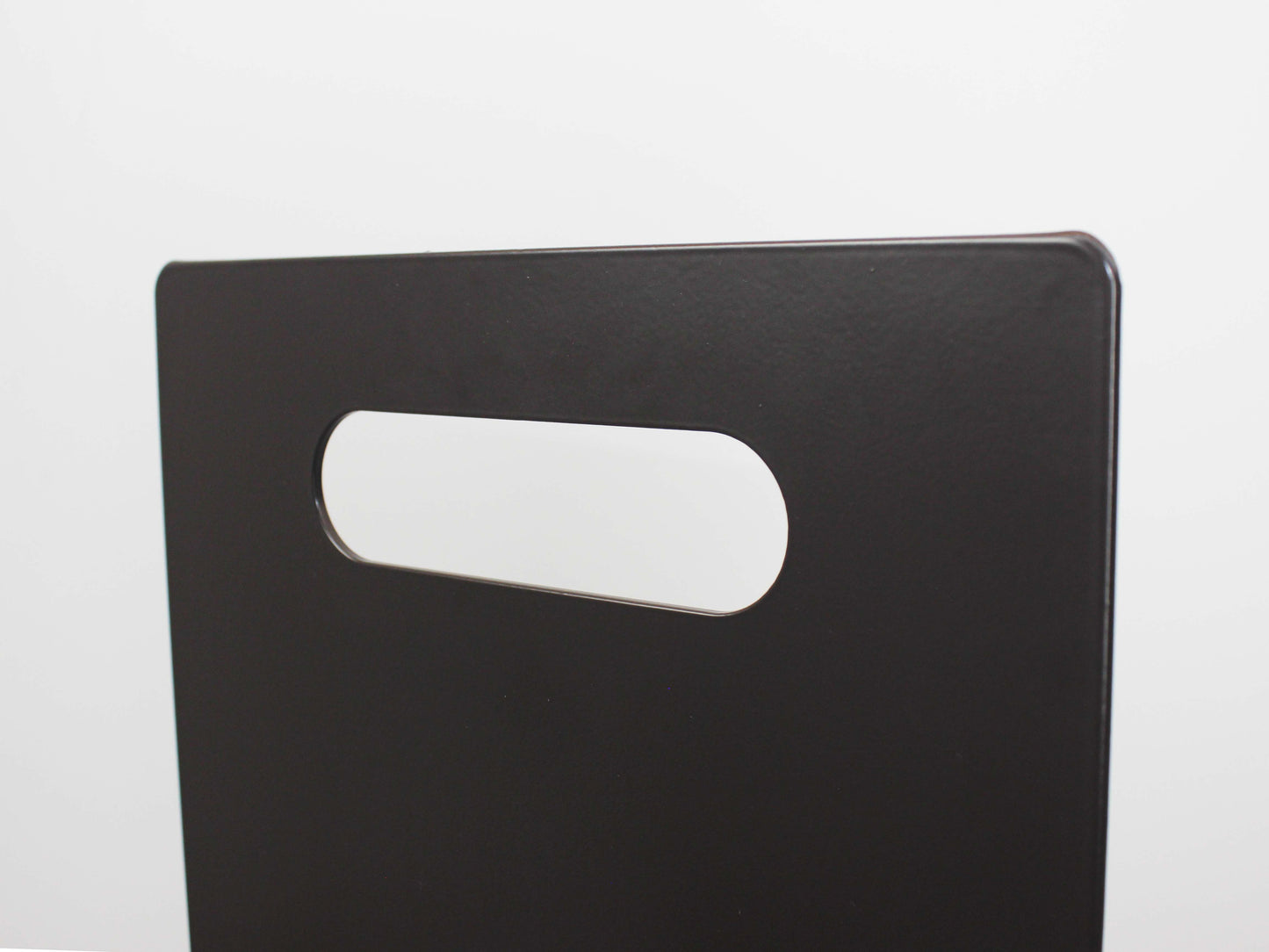 Üst kısmında taşıma kulbu bulunan pratik taşınabilir park levhası.