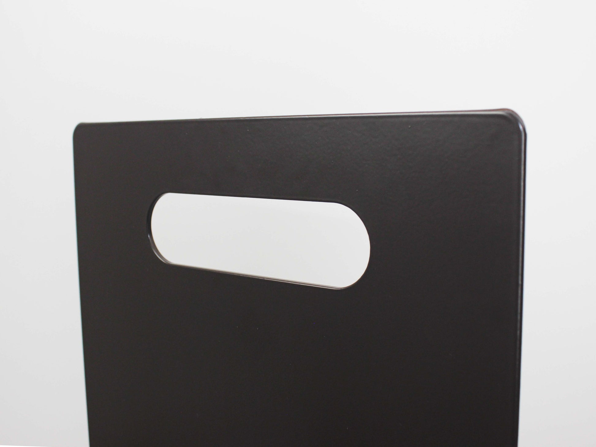 Üst kısmında taşıma kulbu bulunan pratik taşınabilir park levhası.