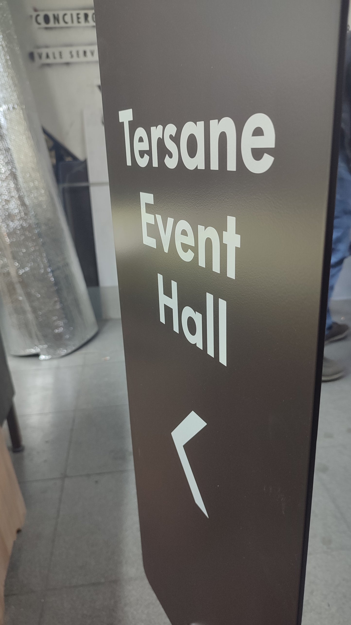 UV baskılı, kişiselleştirilebilir taşınabilir yönlendirme tabelası örneği.