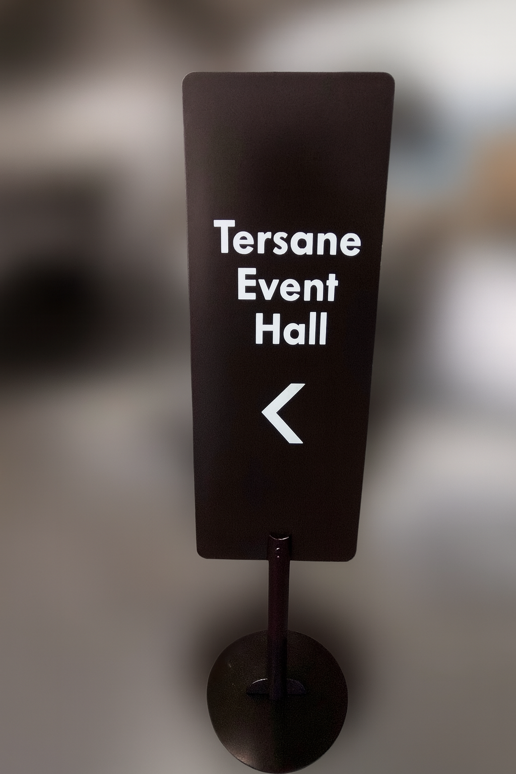 UV baskılı, kişiselleştirilebilir taşınabilir yönlendirme tabelası örneği.