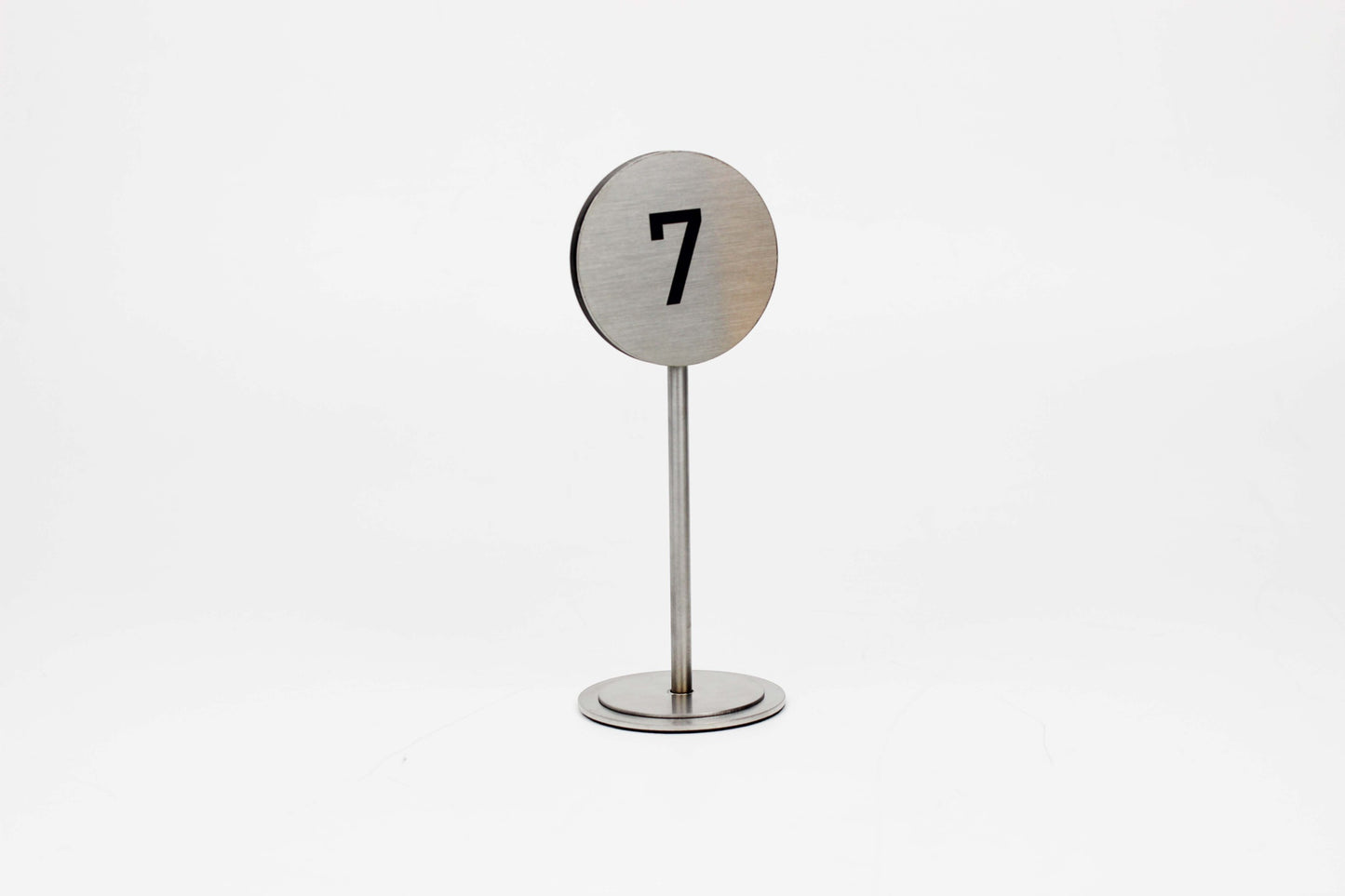 Taşınabilir yapısıyla hafif metal masa numara standı.