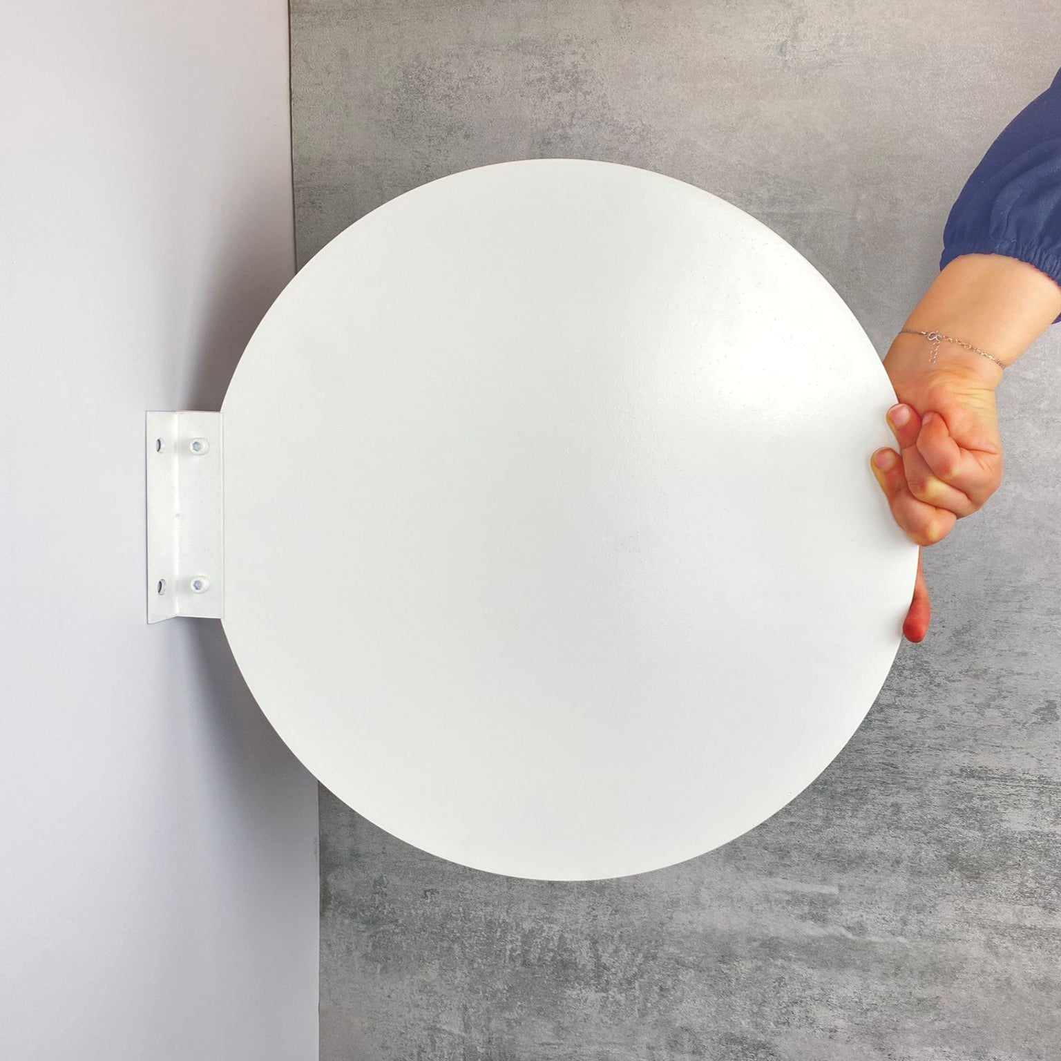 Kalın tek parça gövdesiyle sağlam yapı sunan tabela tasarımı.Baskı yok.