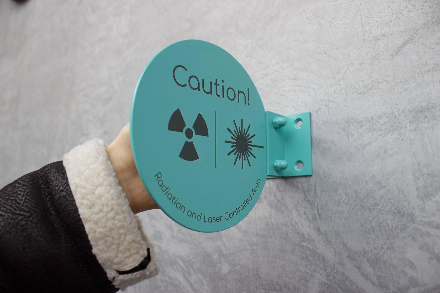 Logo baskılı,özel renge boyanmış sade tasarımlı duvara monte edilebilen tabela modeli.