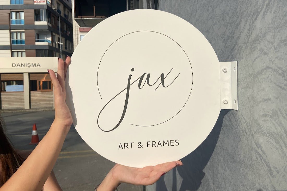 Logo baskılı, sade tasarımlı duvara monte edilebilen tabela modeli.

