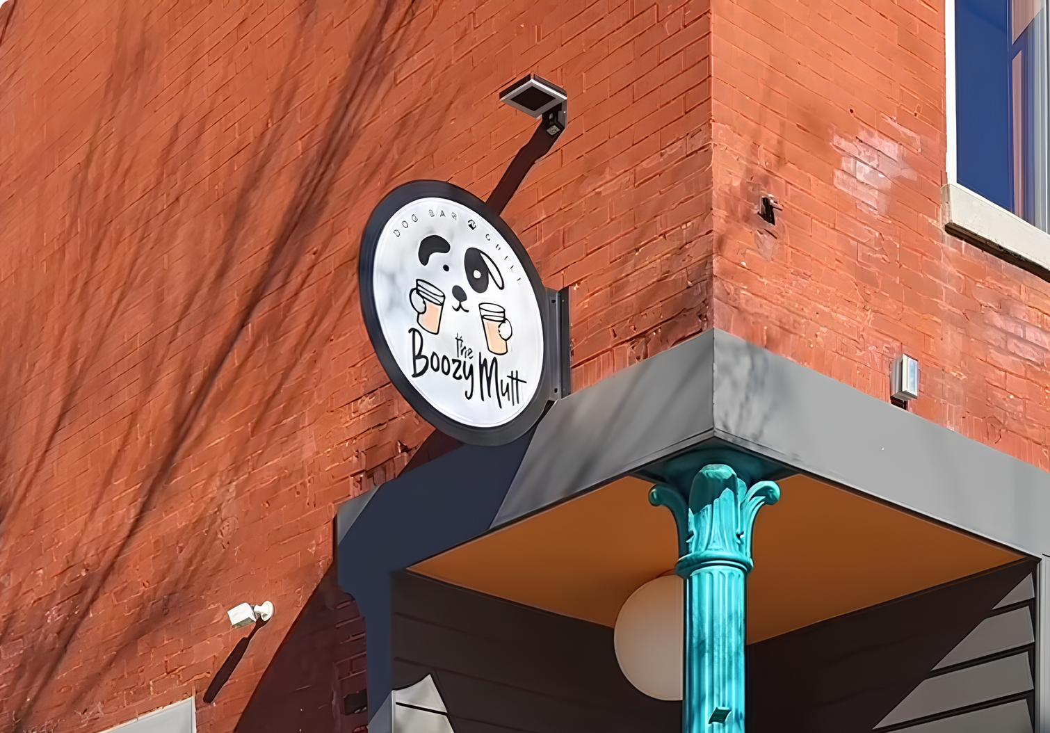 Tek plaka kalın metal gövdesiyle dikkat çeken tabela tasarımı.