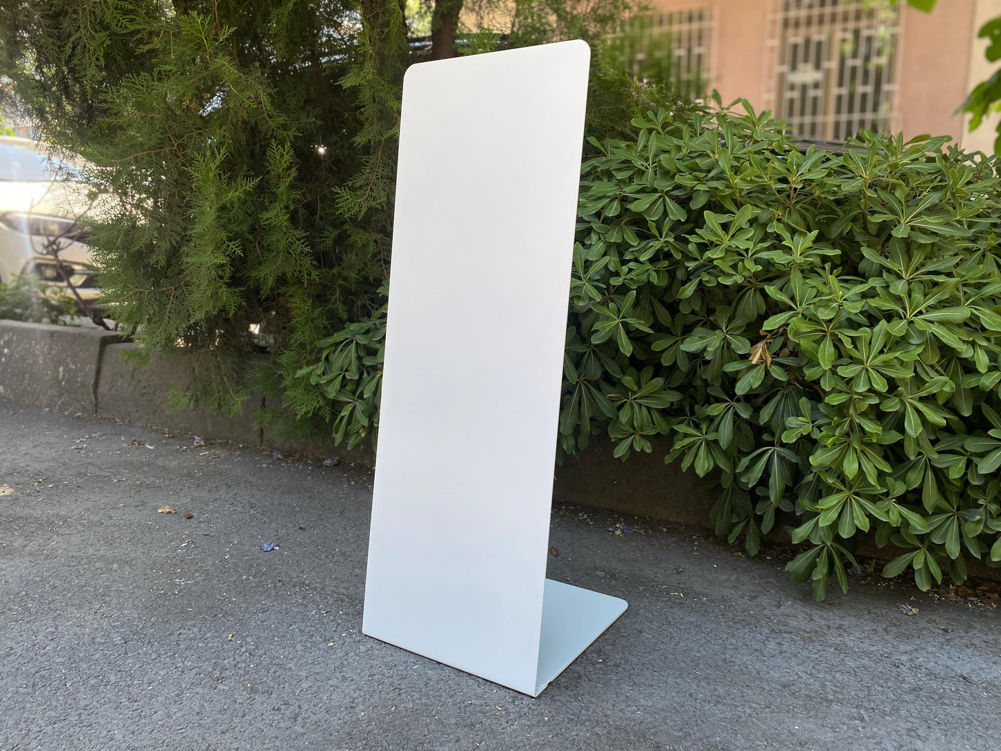 Kapı önü için ideal, taşınabilir yapıya sahip pano.