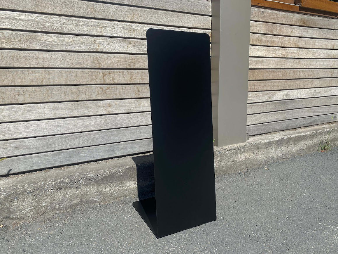 Mağaza önünde kullanılan tek yüzeyli dış mekân tabelası.