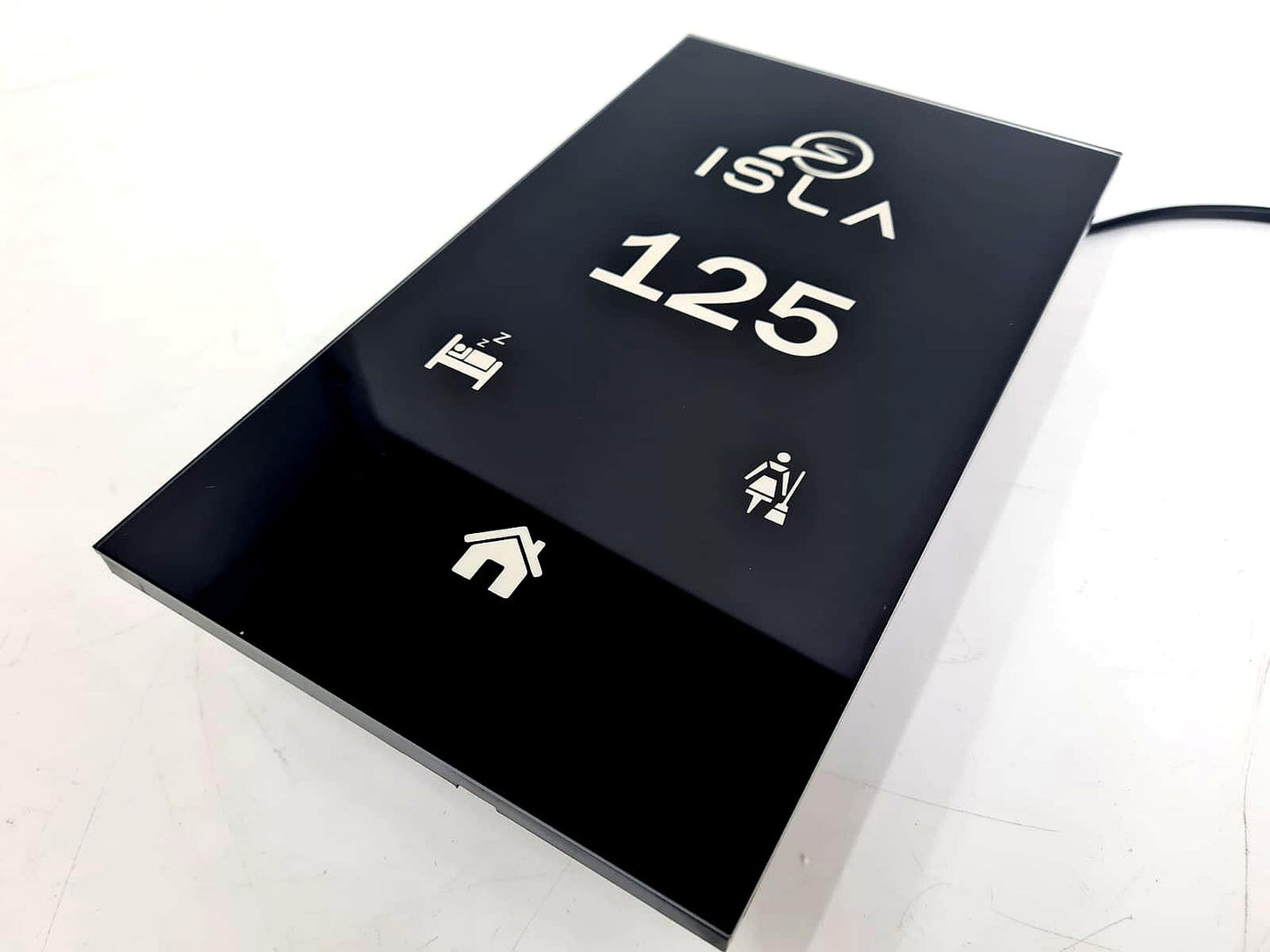 Temizlik çağırma ikonuna sahip otel oda numarası paneli
