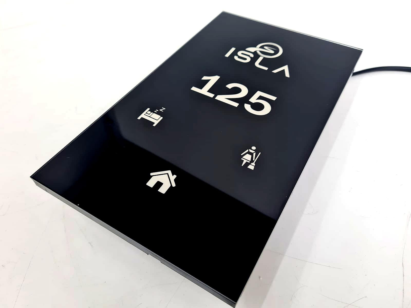 Temizlik çağırma ikonuna sahip otel oda numarası paneli
