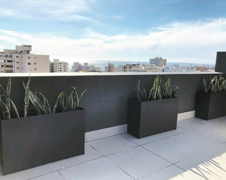 Modern teras tasarımlarına uyum sağlayan, minimal çizgileriyle öne çıkan paslanmaz çelik dış mekan planter