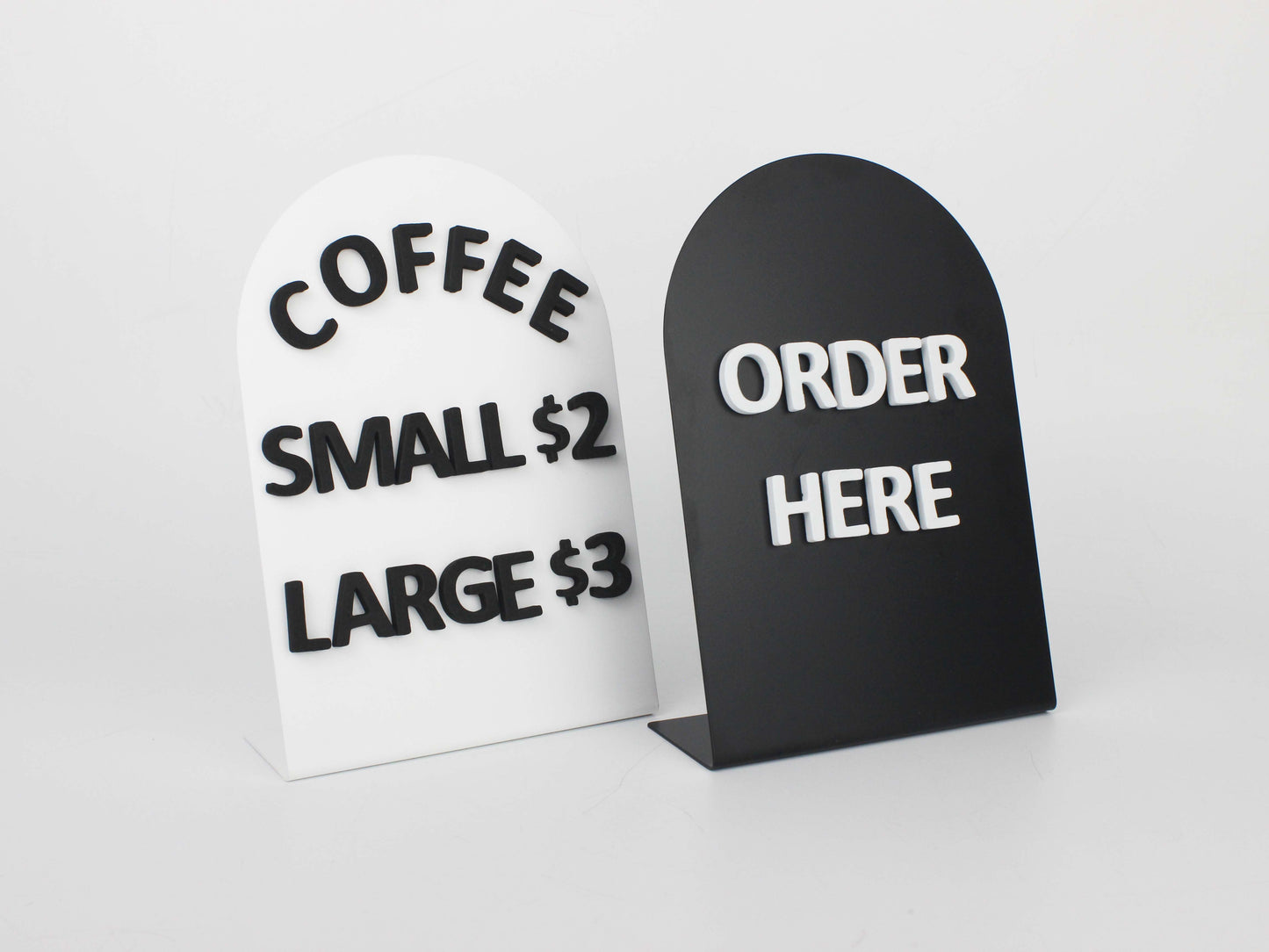 Metal yüzeylerde anında güncellenebilir mesajlar için mıknatıslı harfler.