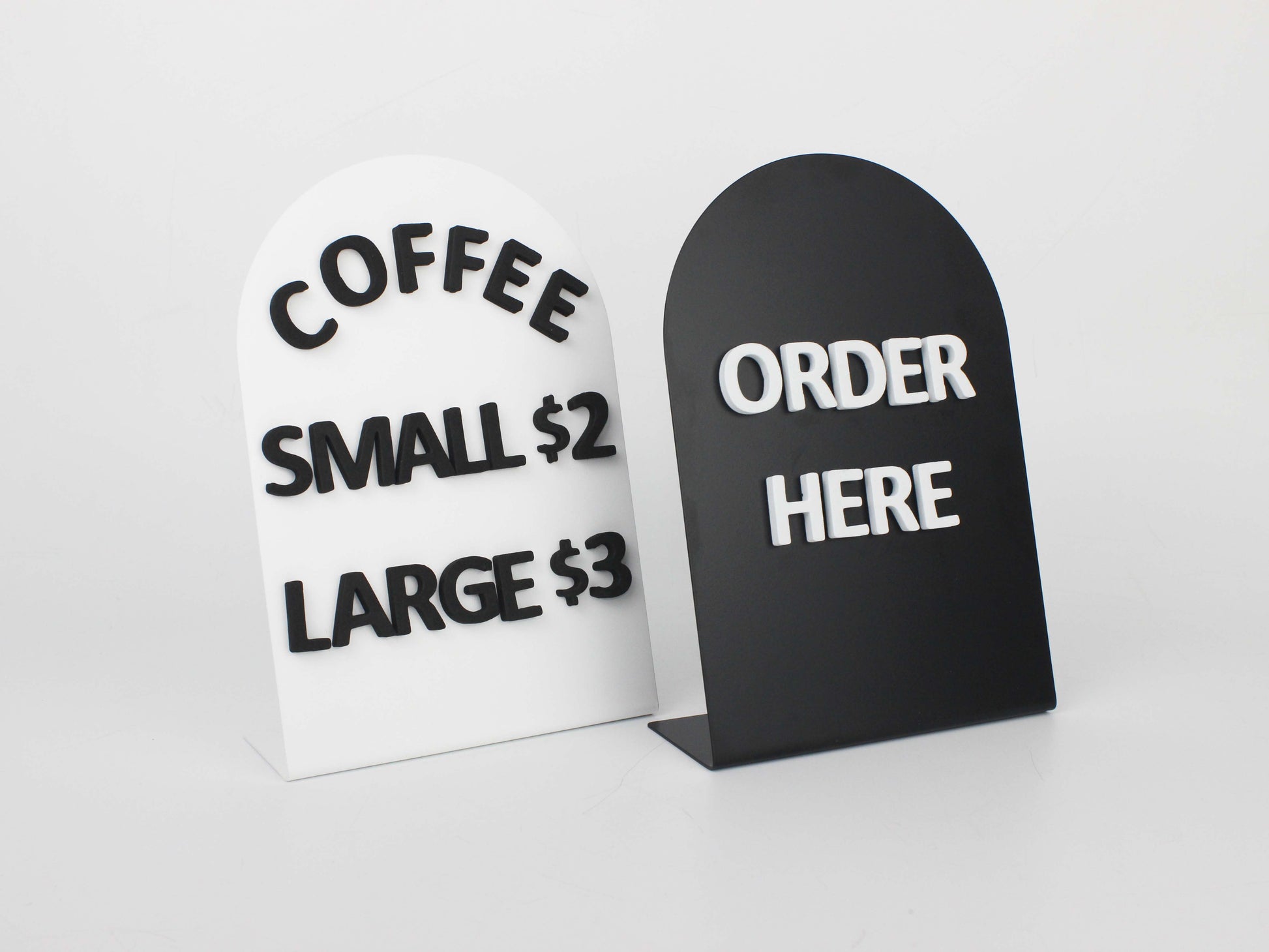 Metal yüzeylerde anında güncellenebilir mesajlar için mıknatıslı harfler.