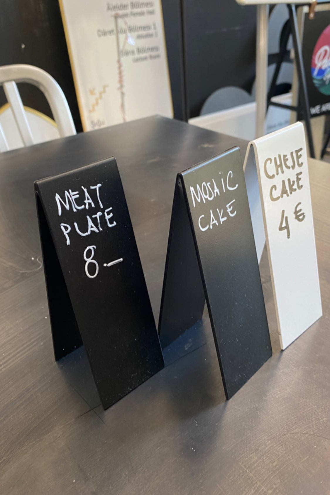 Tezgah üstünde ürün fiyatı göstermek için kullanılan siyah metal tabela