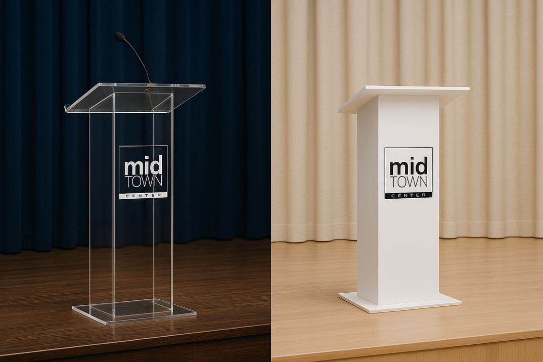 Modern çizgilere sahip şeffaf akrilik toplantı kürsüsü, profesyonel sunum ortamları için uygundur.
