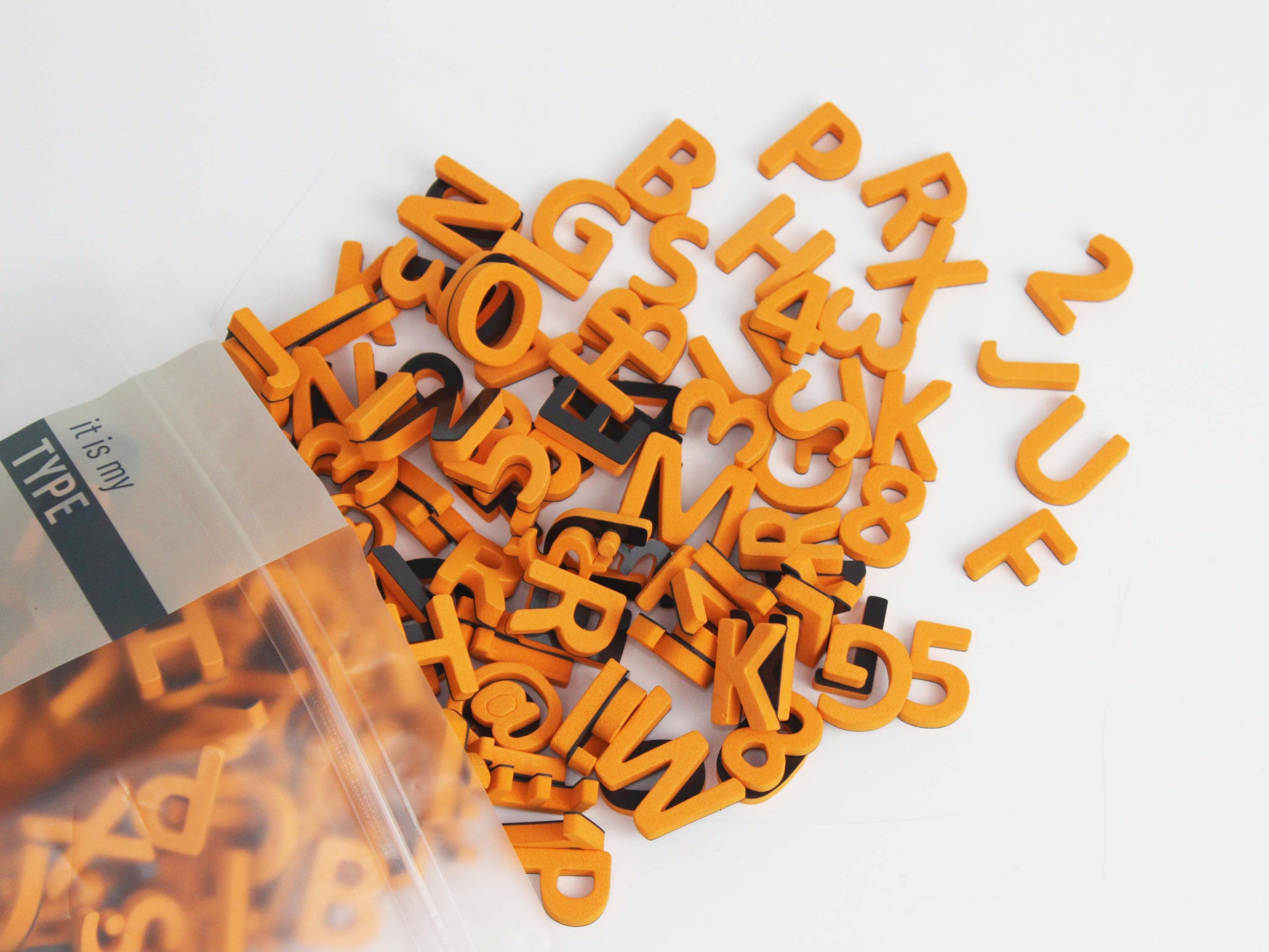 Turuncu harflerin dış görünümü, metin yazma kolaylığı sağlar.