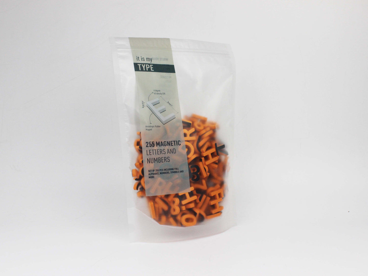 Turuncu mıknatıslı harfler, pratik kullanım için düzenlenmiştir.