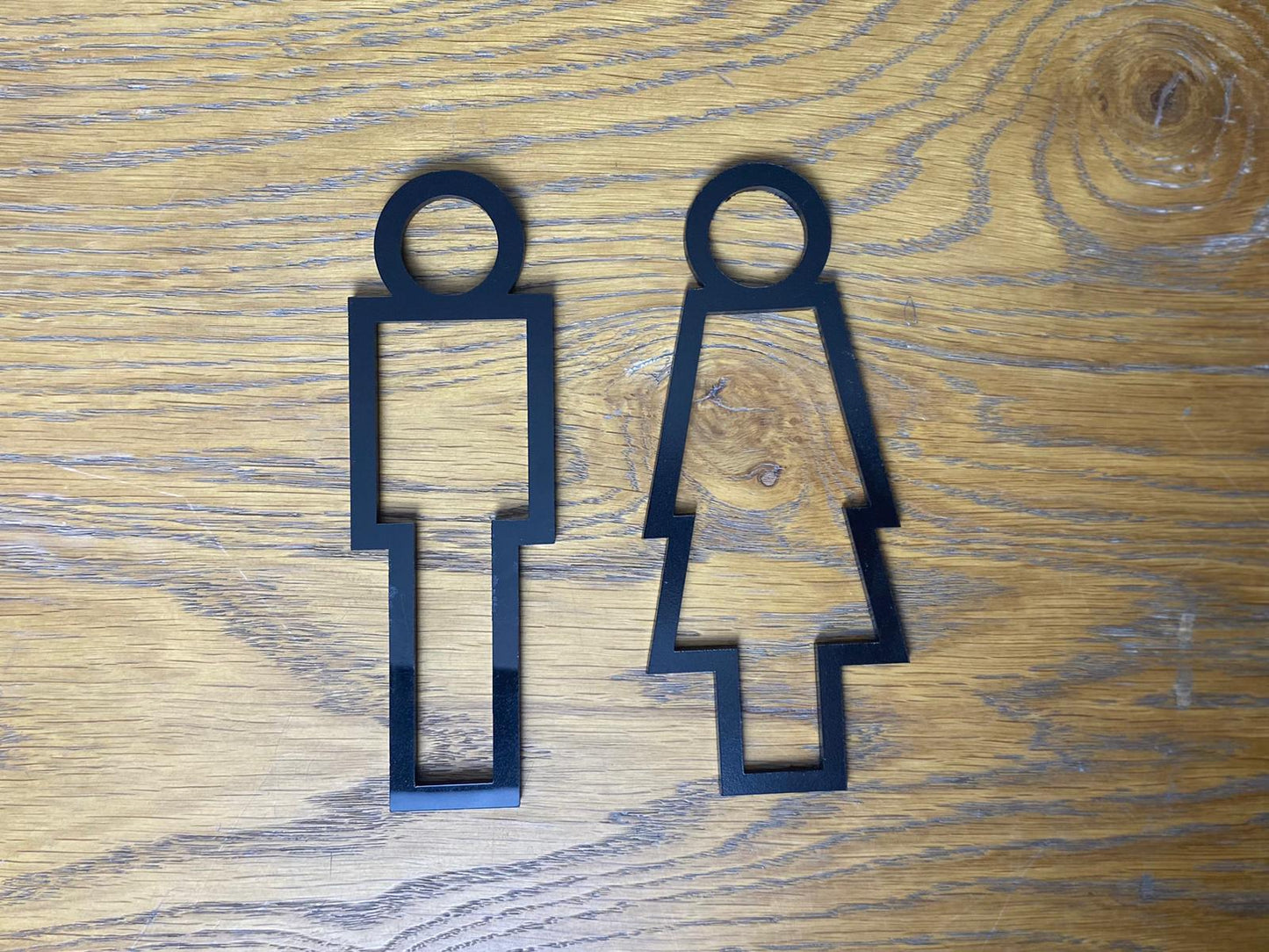 	Siyah pleksi malzemeden üretilmiş modern kadın-erkek tuvalet işareti