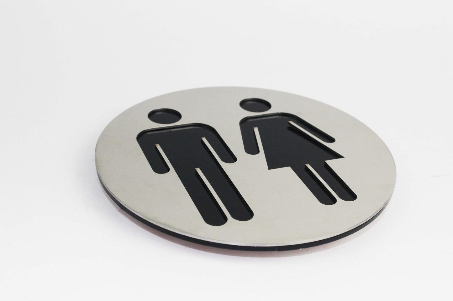 Akrilik taban üzerine paslanmaz çelik kaplamalı tuvalet levhası. Hafif ve kolay montaj imkanı sağlar.