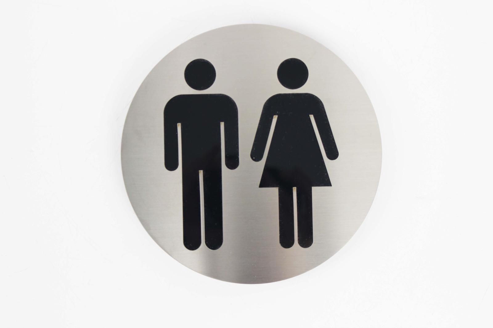 Sadece kadınlara özel tuvalet alanlarını belirten şık ve modern tabela. Dekupe kadın figürüyle net bir işaretleme sağlar.