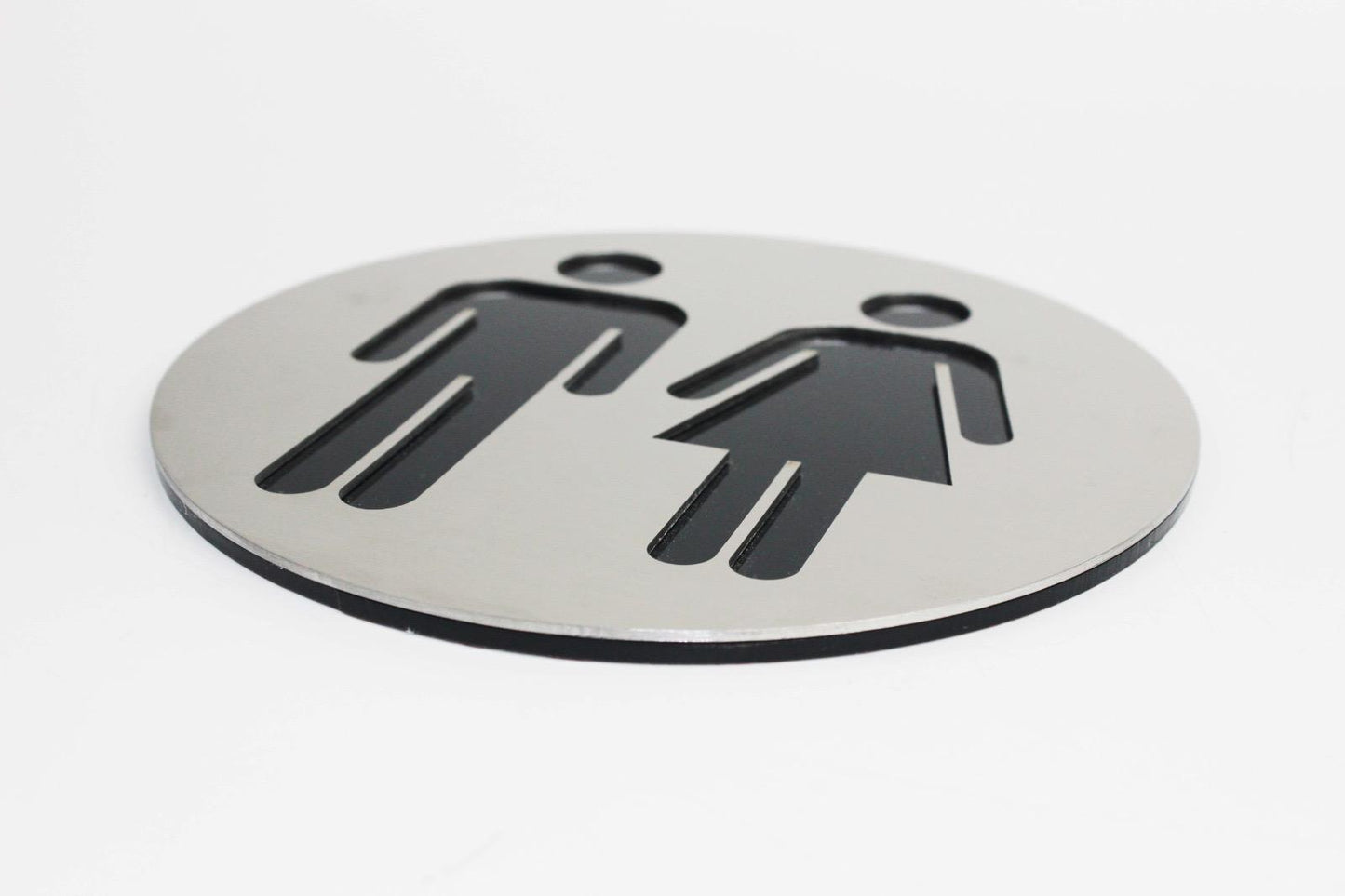 Tamamen siyah akrilikten üretilmiş tuvalet levhası. Mat yüzeyiyle şık ve modern bir görünüm sunar.