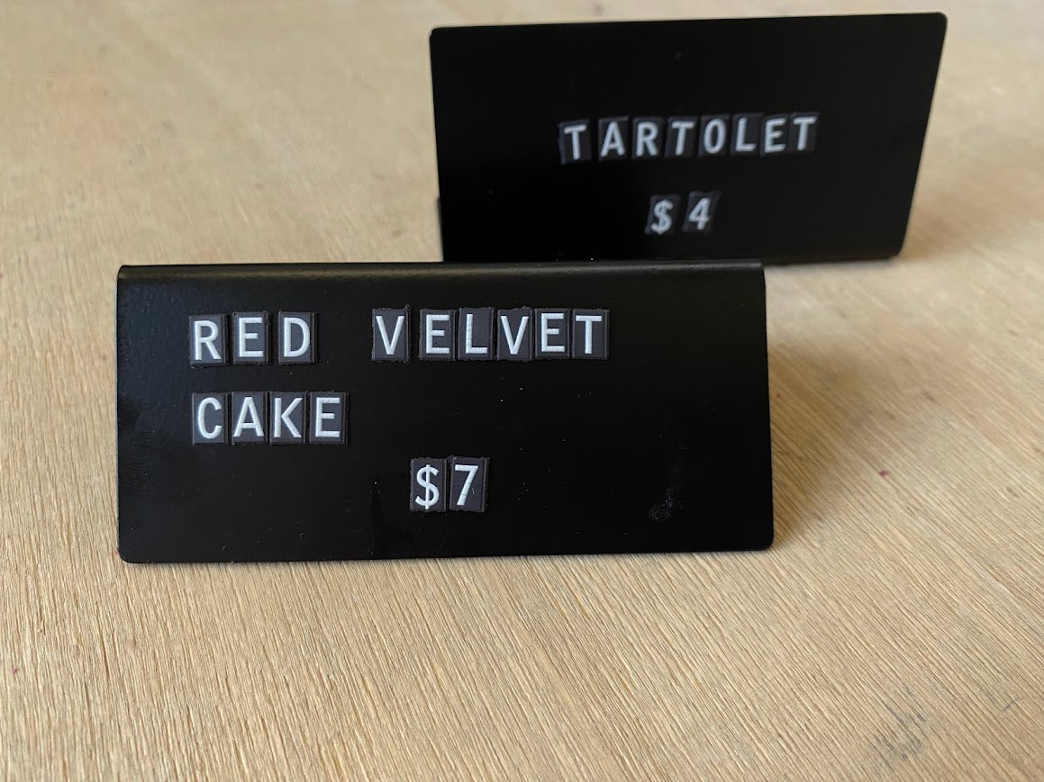 Vitrin içi kullanımına uygun ürün bilgi etiketi.