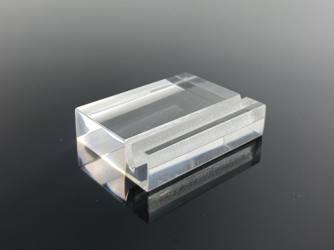 Ürün bilgisi sergilemek için ideal şeffaf akrilik stand.