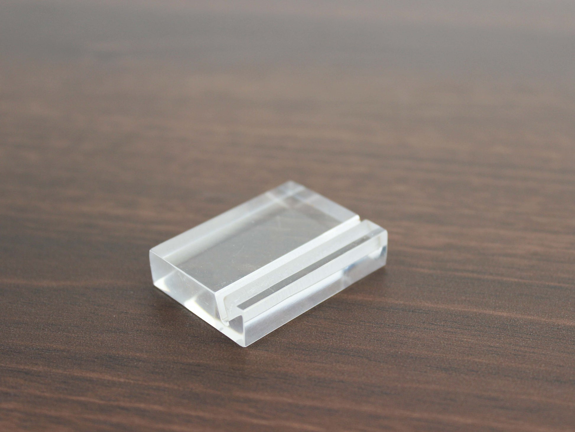 Ürün tanıtımı için ideal, akrilikten yapılmış küçük etiket standı.