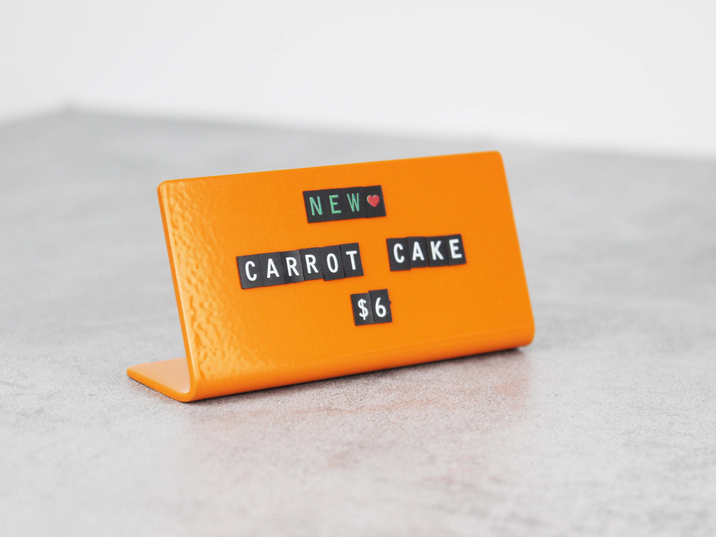 Ürün içerik bilgisini sergileyen metal stand.