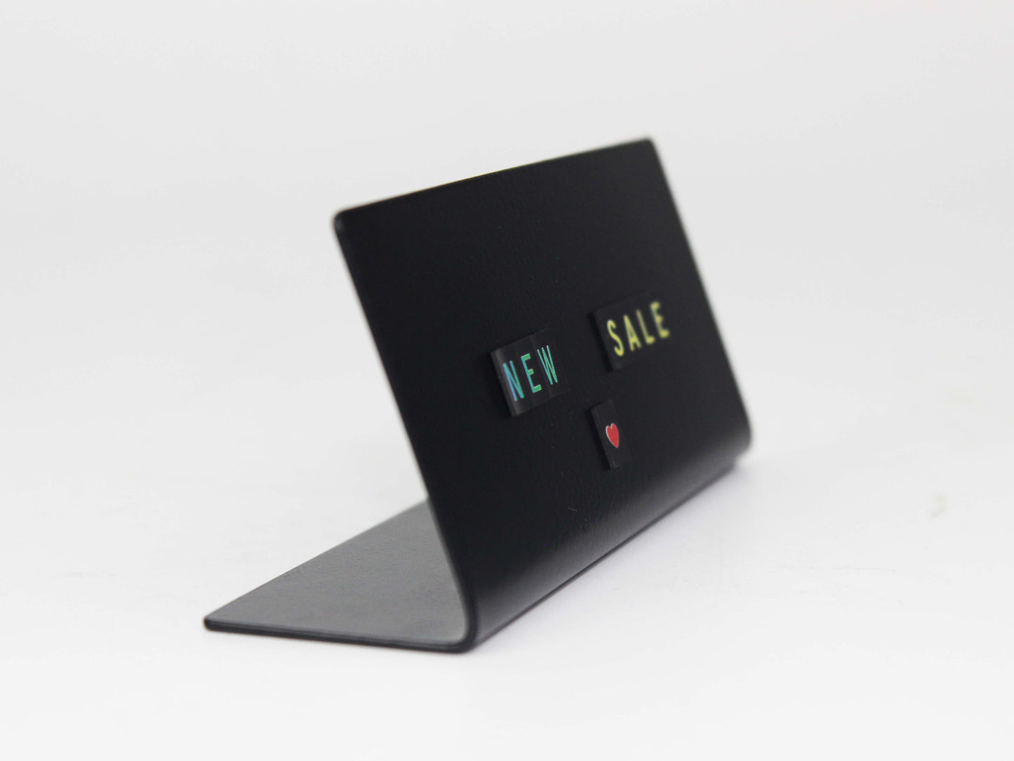 Ürün isim kartlığı olarak tasarlanmış metal kasalı model.