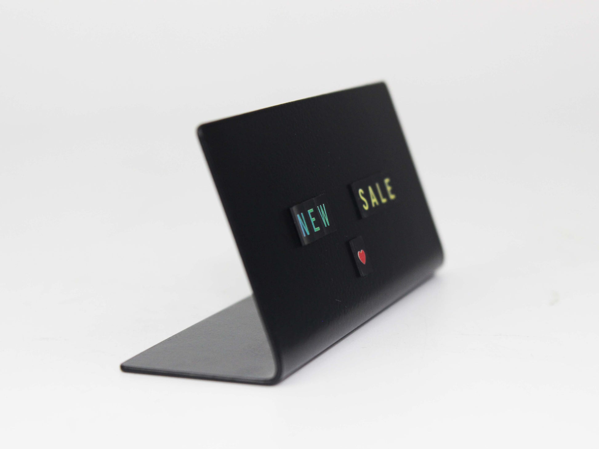 Ürün isim kartlığı olarak tasarlanmış metal kasalı model.