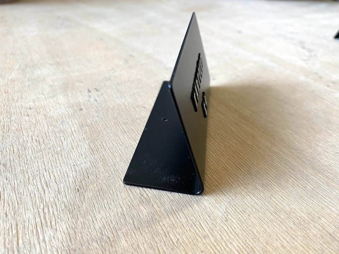 Ürün isim kartlığı olarak tasarlanmış metal kasalı model.