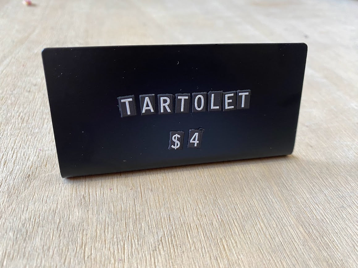 Ürün isimlendirme için siyah renkli stand.