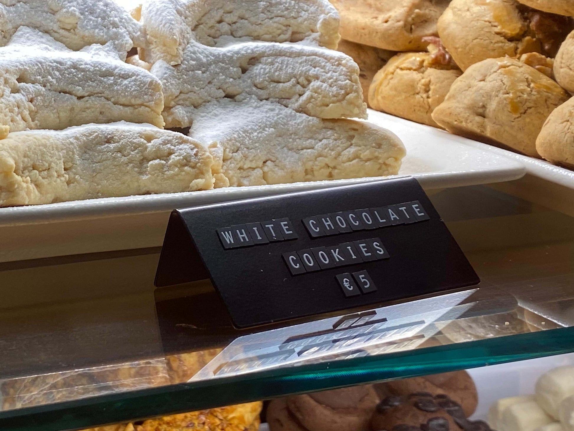 Ürün önü kullanımına uygun şık fiyat göstergesi.