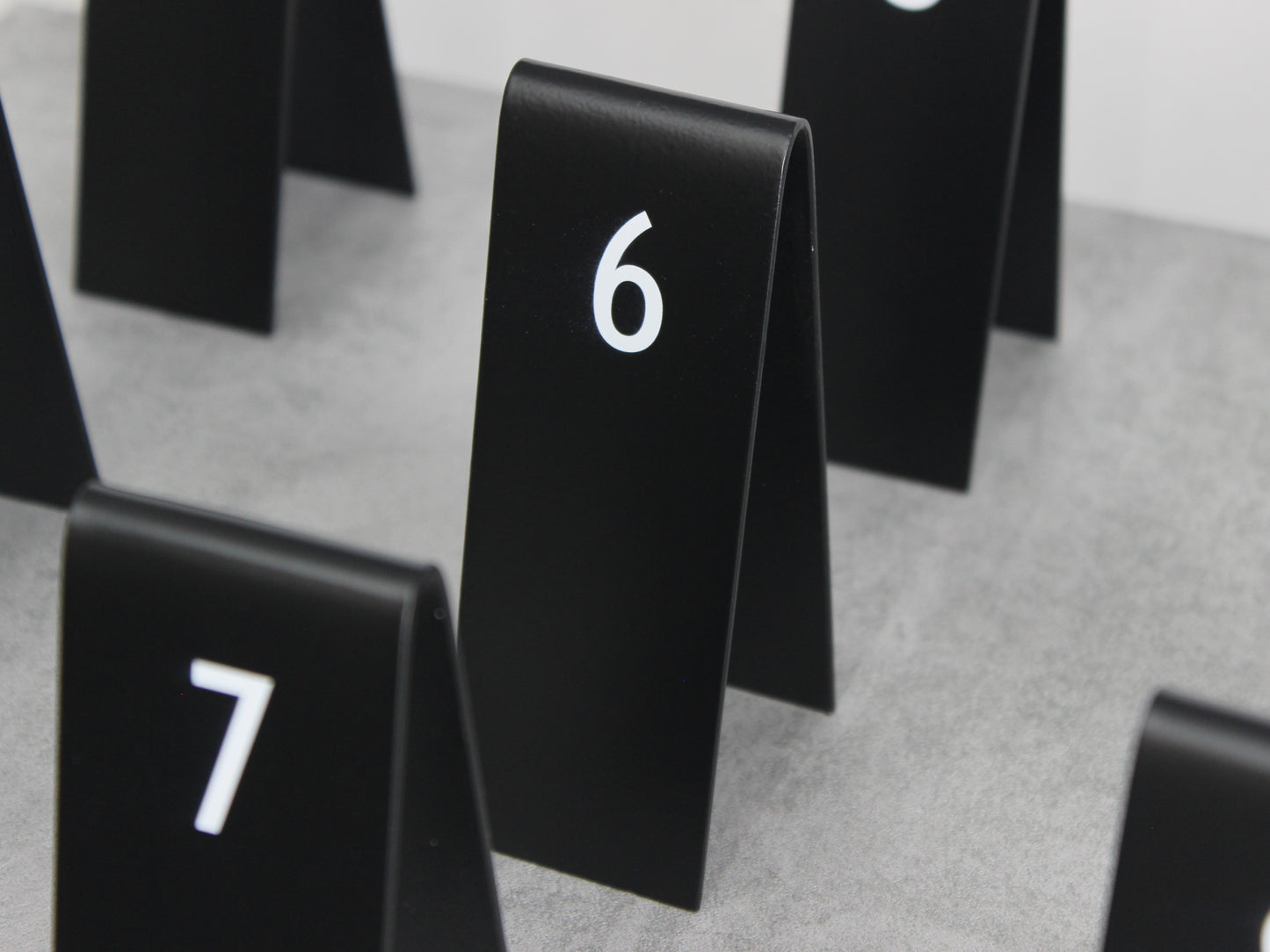 UV baskılı, çift yüzeyli QR kodlu masa numarası restoranlar için idealdir.

