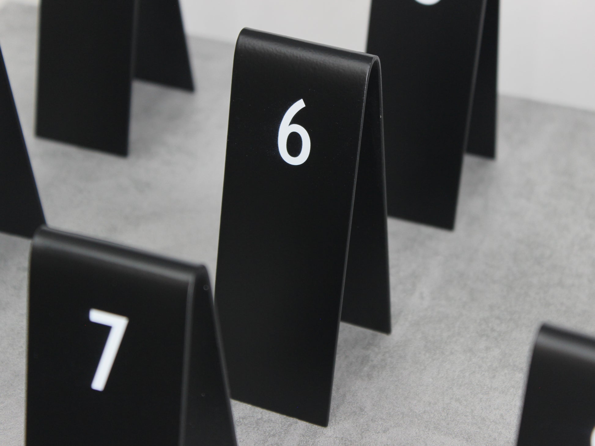 UV baskılı, çift yüzeyli QR kodlu masa numarası restoranlar için idealdir.

