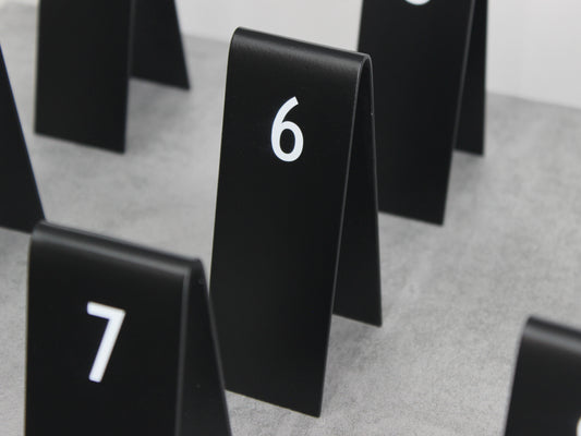 UV baskılı, çift yüzeyli QR kodlu masa numarası restoranlar için idealdir.

