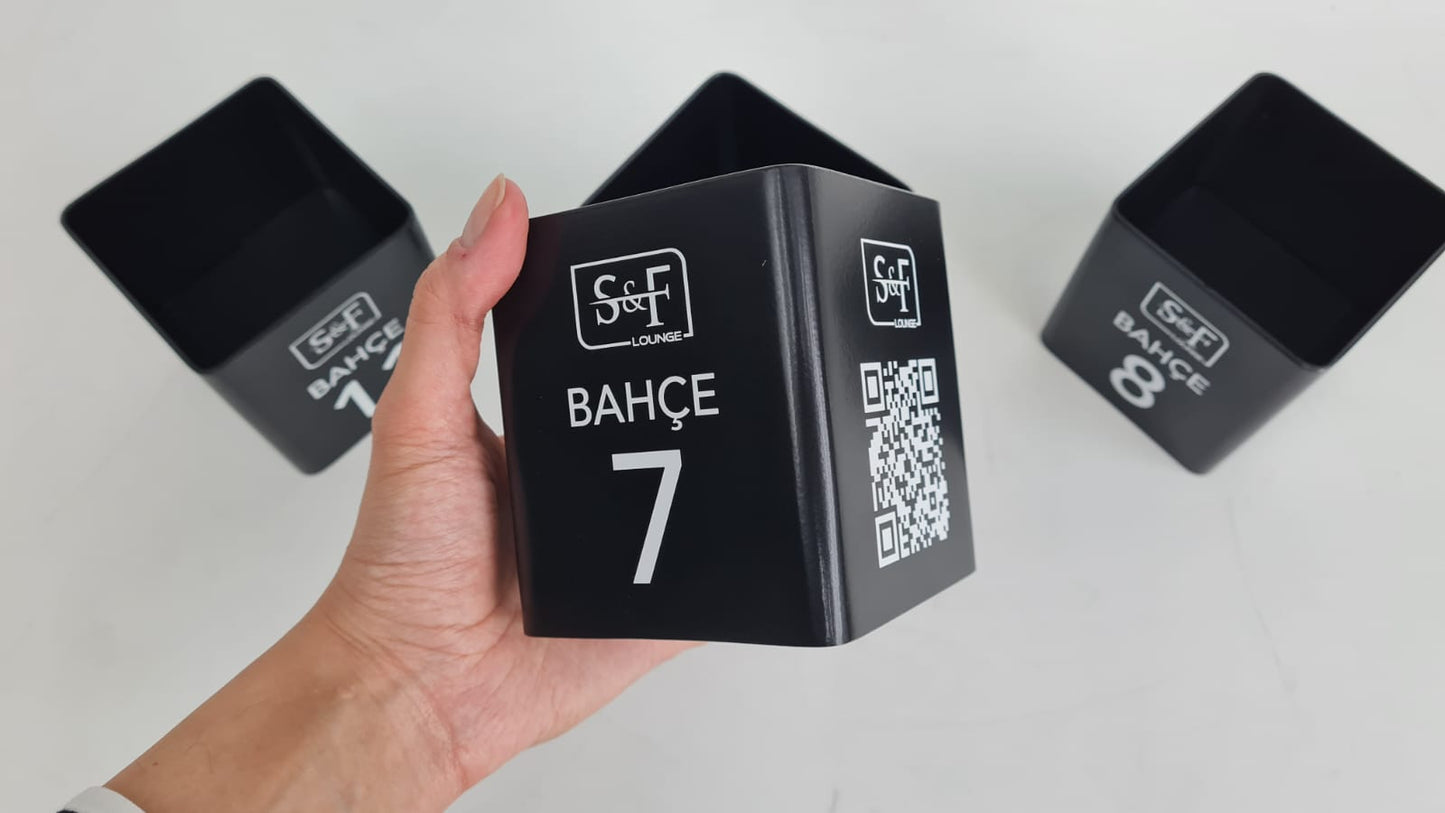 UV baskı ile masa numarası ve logo uygulaması yapılmış kutu