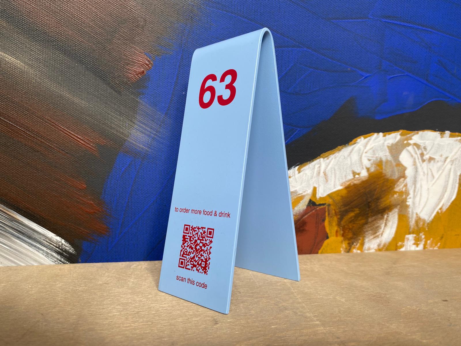 UV baskı ile özelleştirilen QR kodlu masa numarası, restoran kullanımı için idealdir.