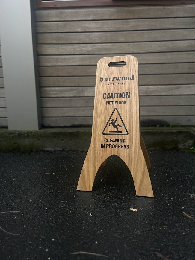 Doğal ahşap malzemeden üretilmiş çevre dostu uyarı tabelası.

