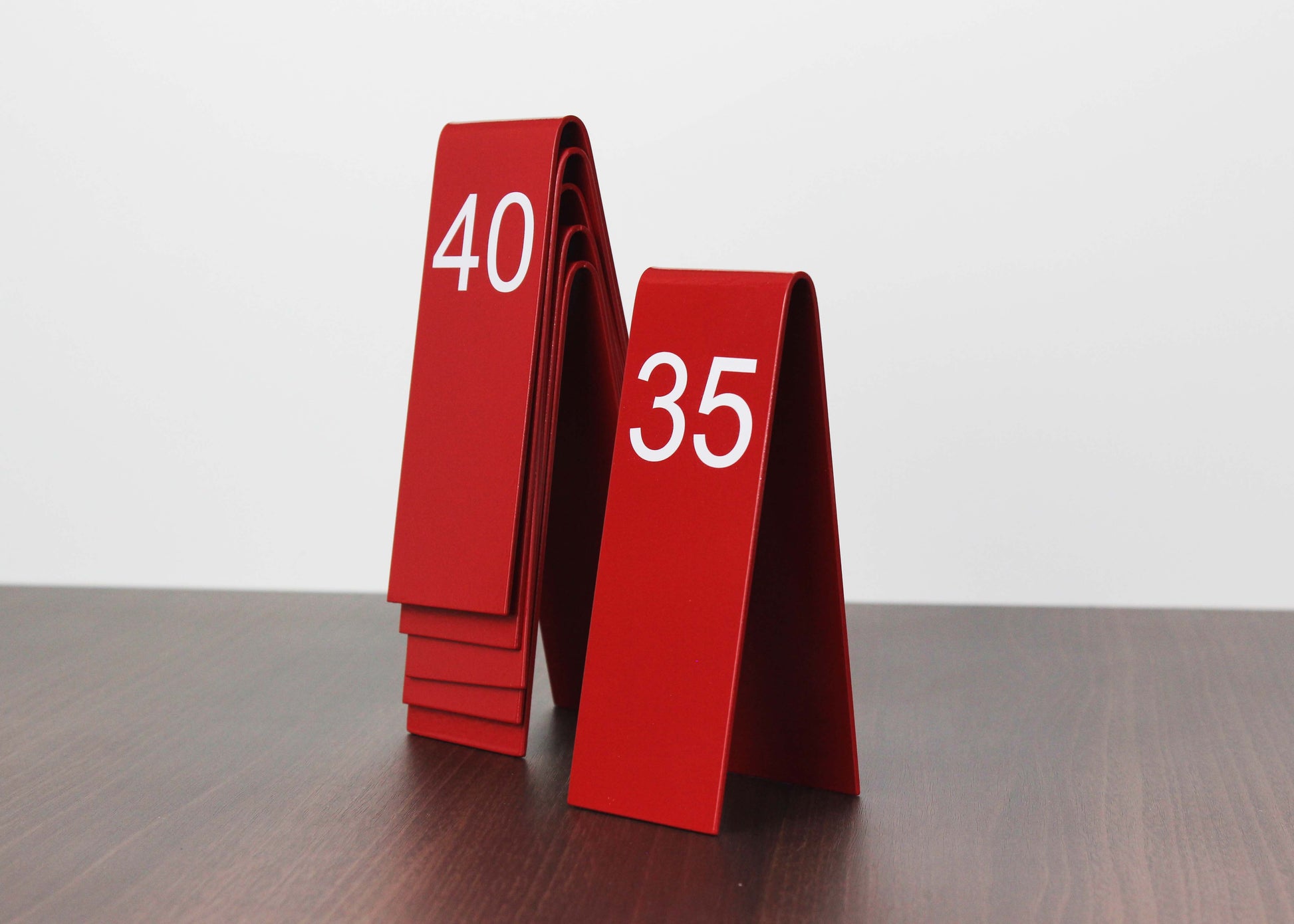 Restoran masaları için uygun sade metal numara kartı, kolay depolanabilir.