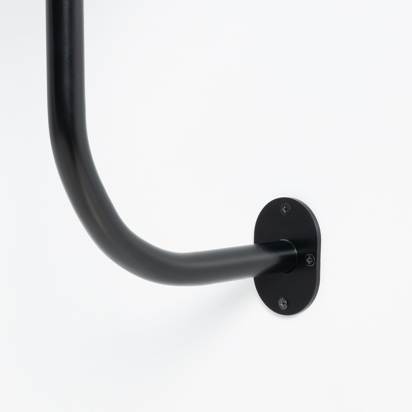 Vida ile bank üzerine monte edilmiş beyaz yuvarlak masa.