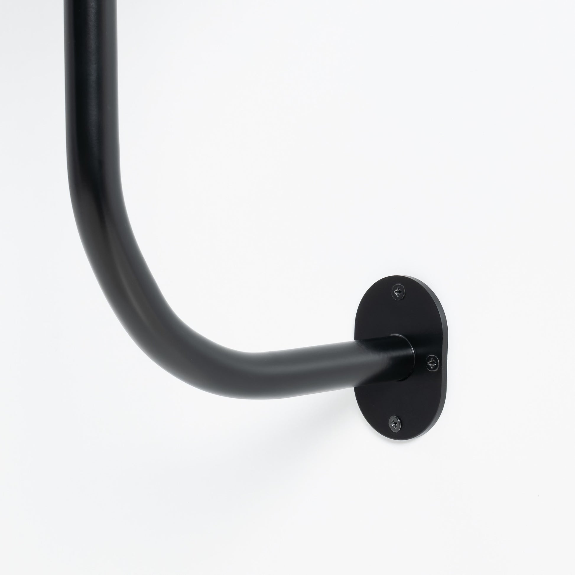 Vida ile bank üzerine monte edilmiş beyaz yuvarlak masa.