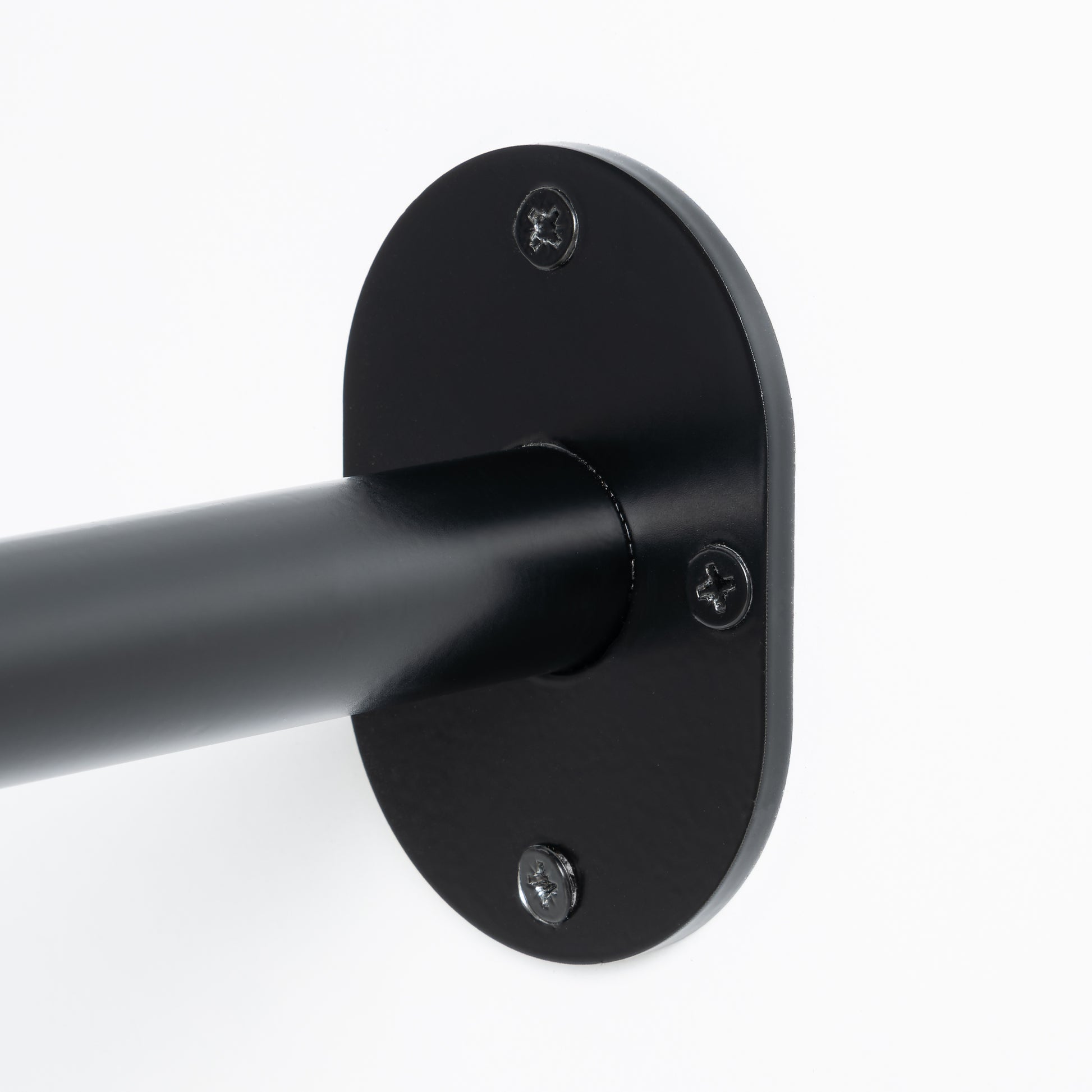 Vida montajlı siyah metal masa, dayanıklı gövde tasarımıyla.