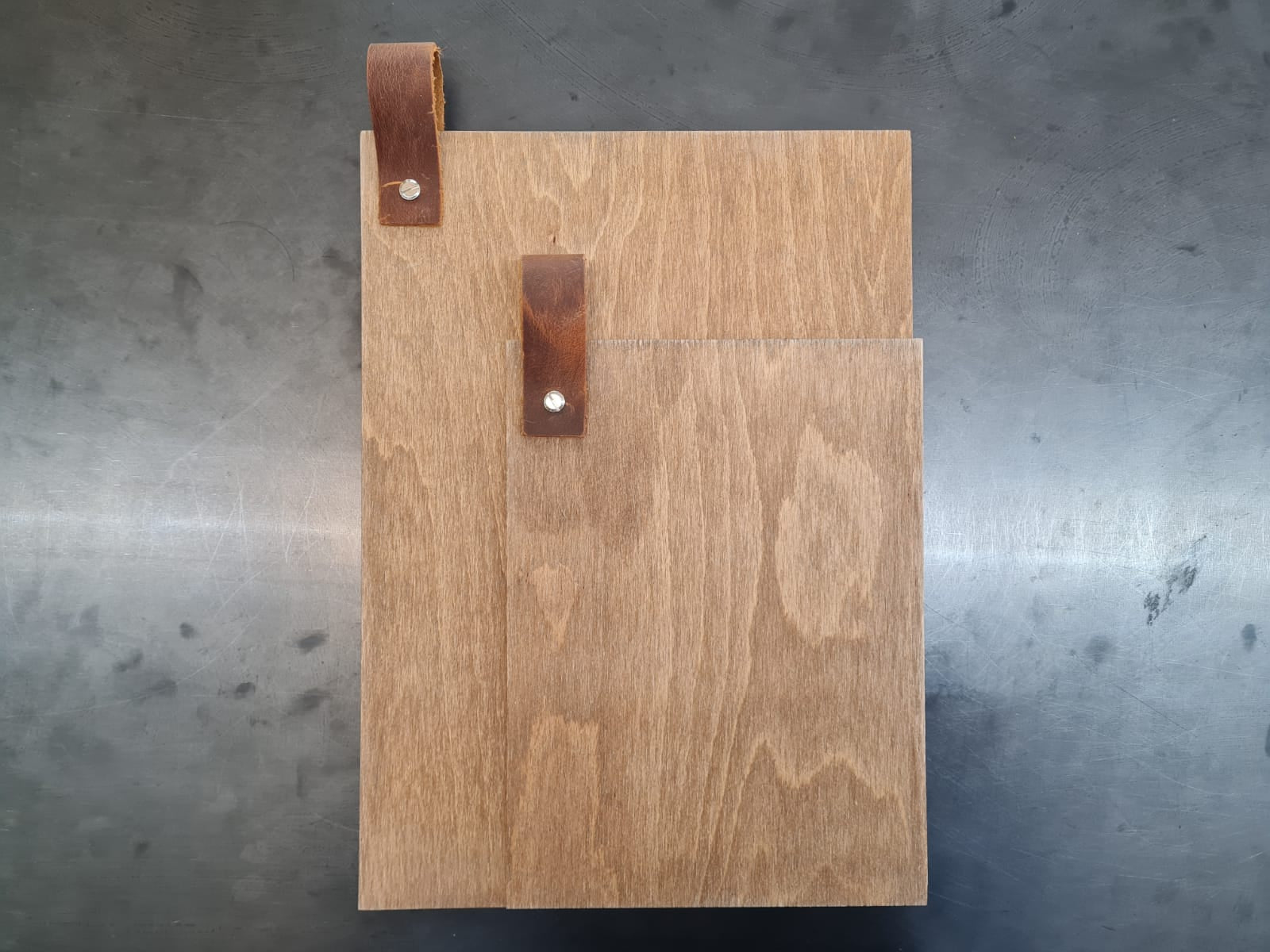 A4 boyutunda vidalı menü tahtası – kayın ahşap, deri askılı, restoran sunumuna uygun