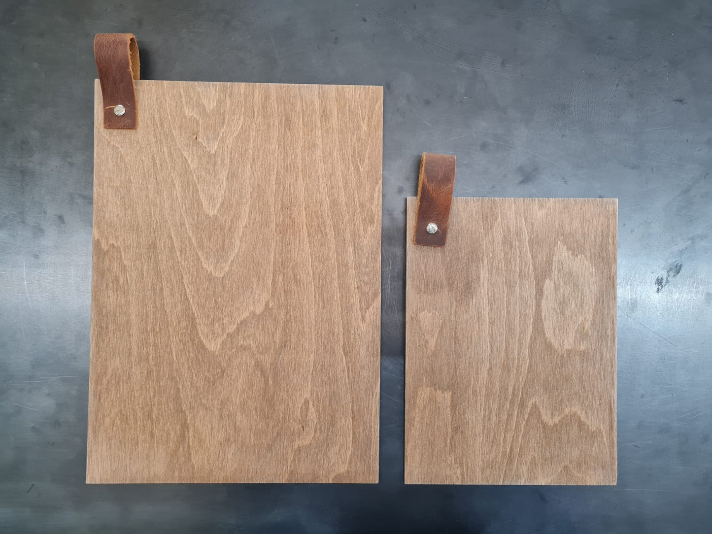 A4 ve A5 boy vidalı menü tahtası karşılaştırması – farklı boyut seçenekleri aynı tasarım