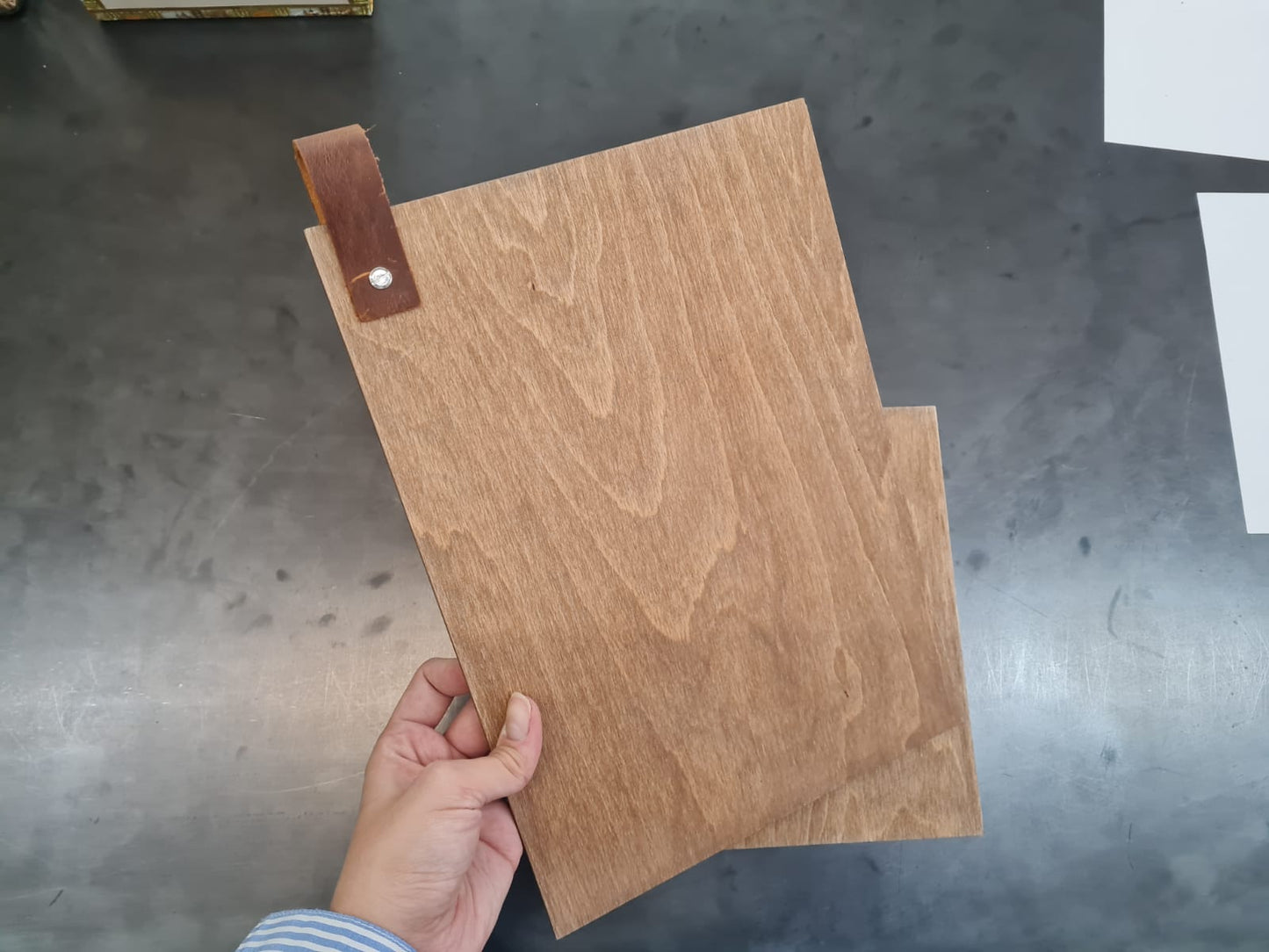 A5 yatay vidalı menü tahtası – vida sistemi ve ahşap detayların yakın çekimi