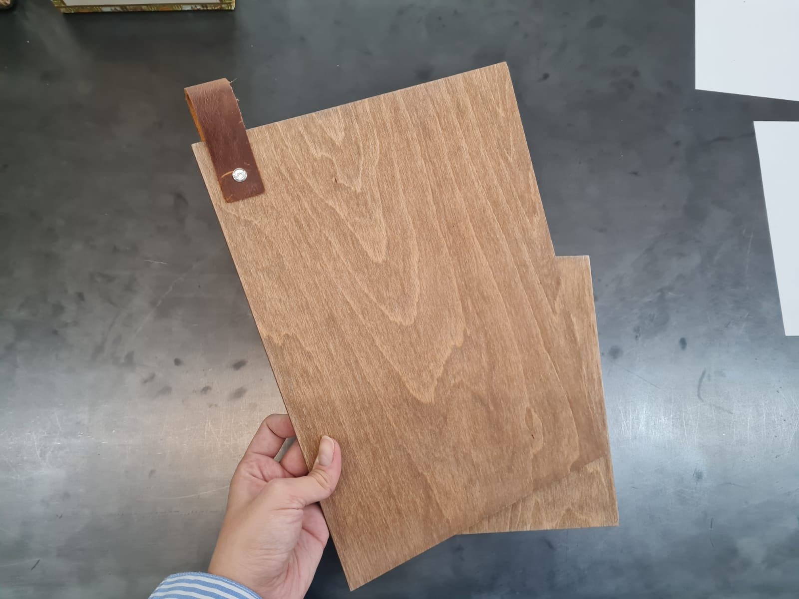 A5 yatay vidalı menü tahtası – vida sistemi ve ahşap detayların yakın çekimi