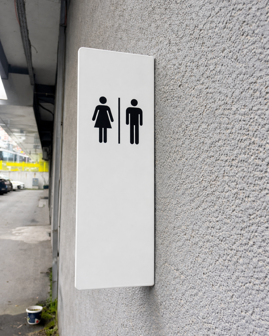 Modern beyaz metal WC tabelası, erkek ve kadın ikonlu duvar tipi tuvalet yönlendirme ürünü.