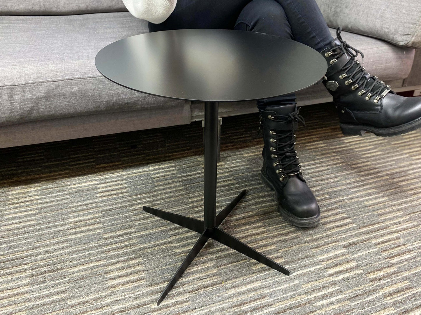 Lounge alanı için metal yan masa sehpa modeli